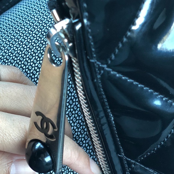 ⛔️SOLD⛔️💯➰CHANEL➰Patent Diamond Quilted Tote - Picture 4 of 7